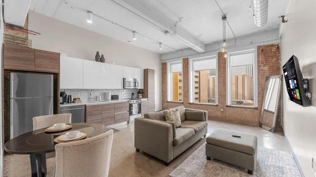 1BR Downtown Loft - Skyline Views & Free Breakfast