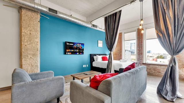 Dallas Downtown 3BR Loft | Pool, Cinema & Valet