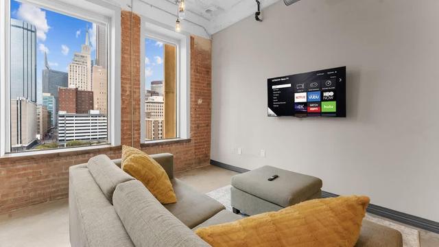 Skyline View with Free Breakfast, Valet, Pool, Gym