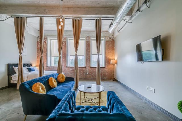 Prime Walkable Dallas Loft w/ Pool + Valet