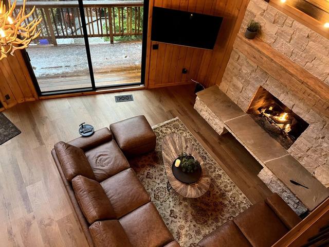 Forest cabin w/ fireplace & lake access