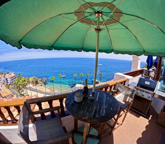 Ocean-view condo w/ BBQ & hot tub