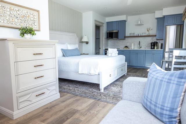 03 Oyster Room / King Bed & Kitchen