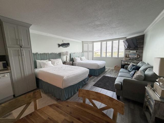 Renovated Beach Front Condo - Top of the Gulf 302