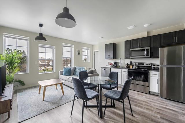 2BR Luxury Suite Near Henry Ford