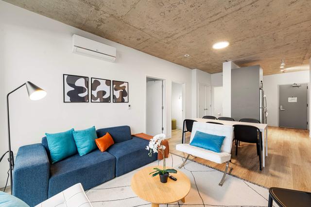 Chic 4-Bedroom with Skyline Views, Firepit and Gym
