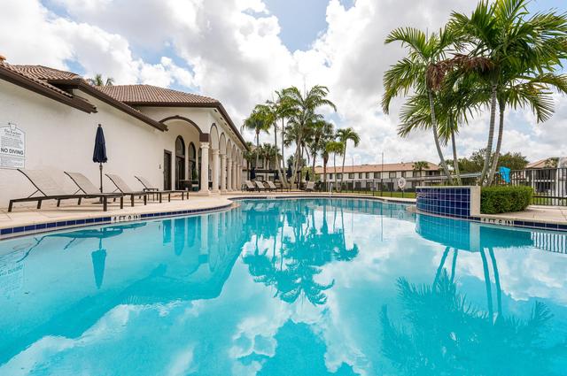 Newly Renovated Delray Townhome – King Suite, 15mins to Downtown