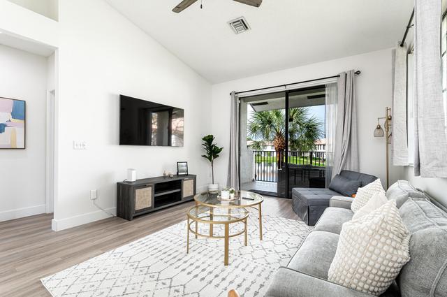 Delray Beach Haven: Serene Lakeview Getaway