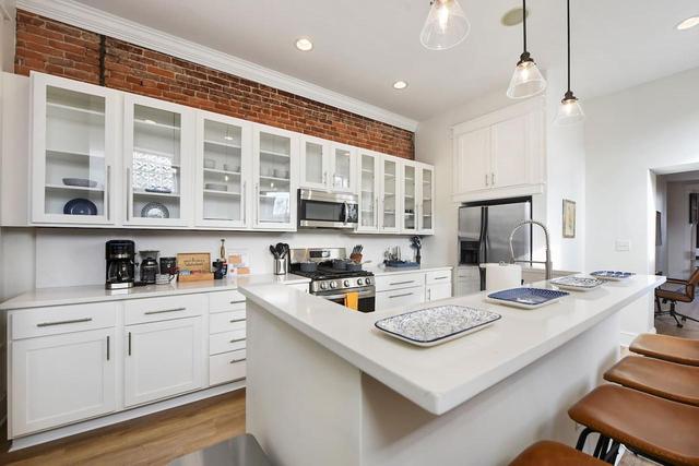 Soaker Tub, Driveway Parking, King Beds, Elegant!