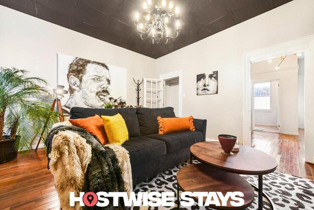 ★Famous Street Art ★ Off-Street Parking ★ Artist's Home