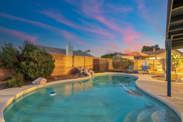 Sparkling Pool | Grill | Backyard Lounge | Oro Val