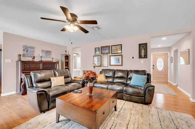 Cozy 3-BR House, Piano, Outdoor Grill, Sleeps 6
