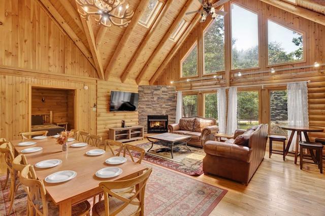 Authentic Pocono Log Cabin | Hot Tub | Lake Access