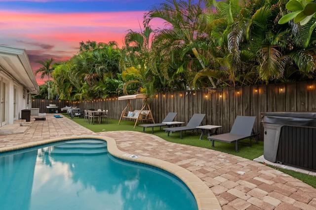 6 BR Villa Steps to Ocean, Pool, Sauna & Jacuzzi