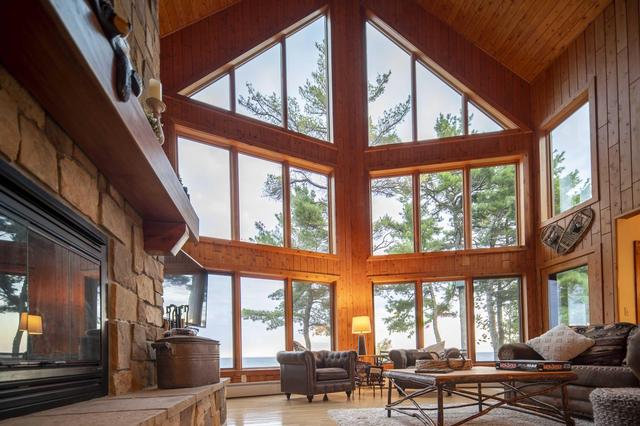 Wake Up on Lake Superior's Shore,Private Beach,4BR