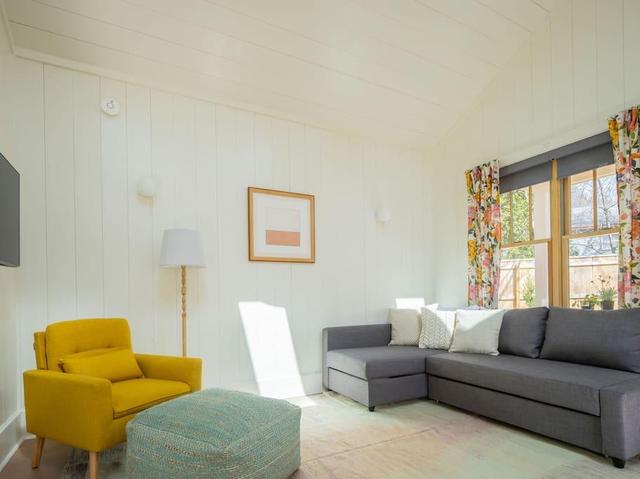 Brand New Airy Cottage near Burlington Park & Beaches