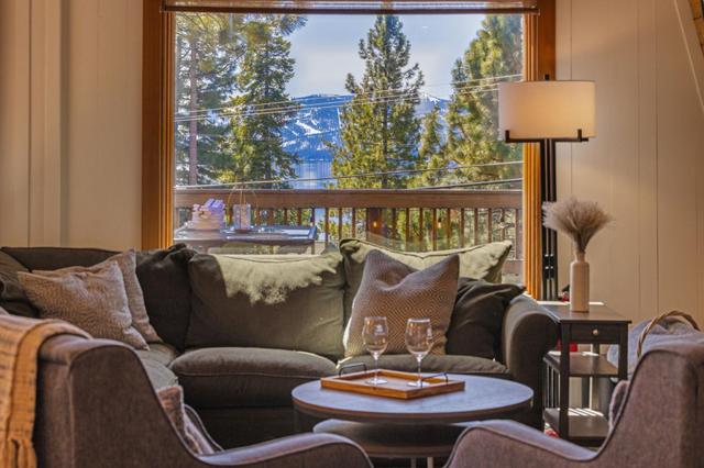 Spacious 5 BDR Lakeview Hot-Tub A+ Amenities Close to Slopes Town