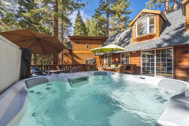 Huge Deck HotTub Close to Ski Private Beach Access