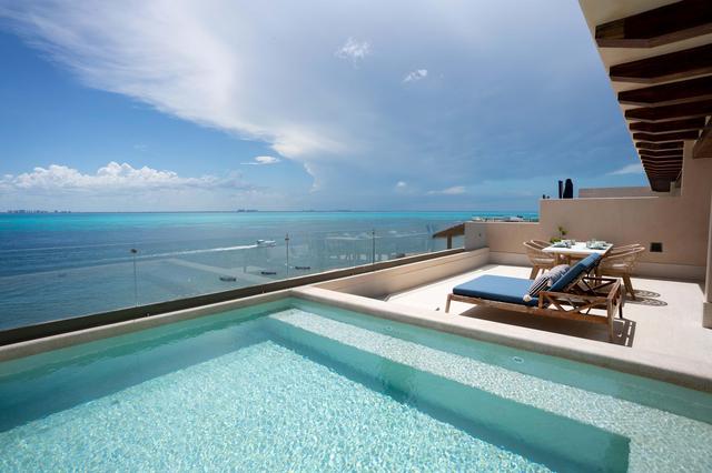 Luxury Stay | 5BR | Beachfront PH w/ Rooftop Pool