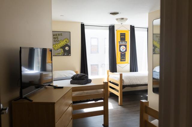Cozy Downtown Pittsburgh Sports-Themed Efficiency Apt