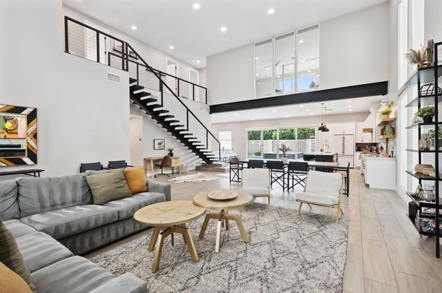 Lavish Luxuries-Pool/Spa, Games, Walk To Old Town!