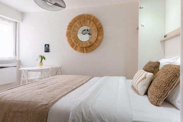 Travel Homes - Grand Rue, Compact & Cosy – Lit mural