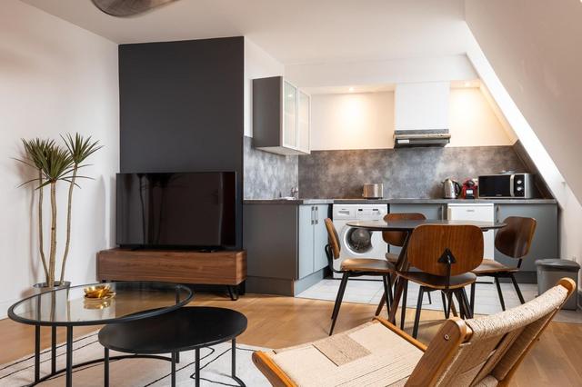 Downtown 4 by Max – Refuge in City Center