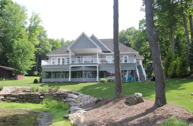 Over 4800+ sqft.. Lakefront Retreat-Sleeps 13