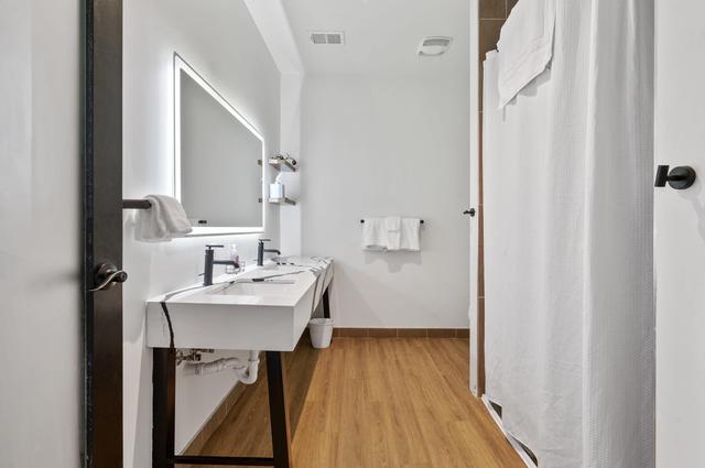 Industrial Loft 5 min to UPMC Shadyside CMU Pitt, sleeps 4