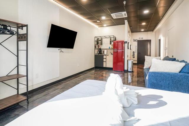 New Loft 3 min to CMU, Pitt Sleeps 4