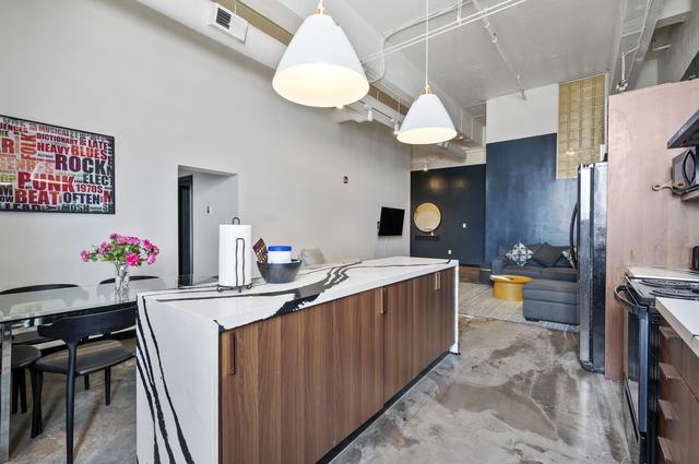 Spacious Loft 2 bedroom in N Oakland 400, sleeps 8
