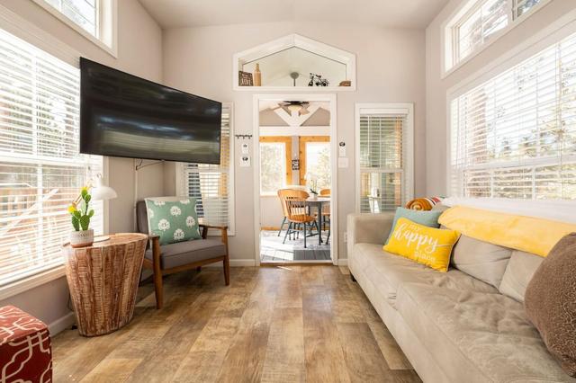 Sunny Tiny Haven | BBQ, Fresh Vibes & Peak Views