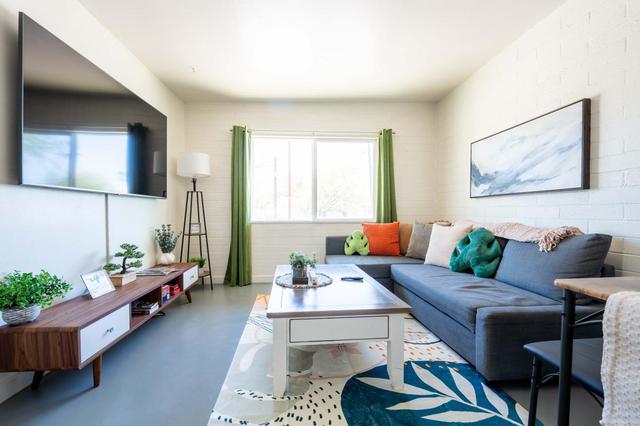 Cozy 2BR W/ Desk • Fast Wi-Fi • Easy Parking
