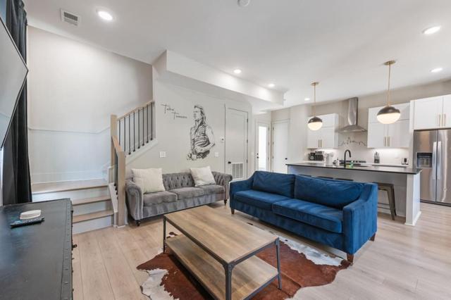 21 Bed Near Downtown Rooftop & Pool Table