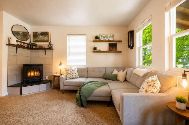 The Maple by Wyo Stays | Refreshed Sheridan Home | King + Full Beds, Sleeps 4 | Fully Fenced Pet-Friendly Yard | 3 Min to Downtown | Gas Fireplace | Full Kitchen | Fast WiFi | Self Check-In | Dog Park & Trail 1 Block Away