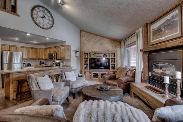 3bd Ski-in, Top Floor &Walk to Main Street
