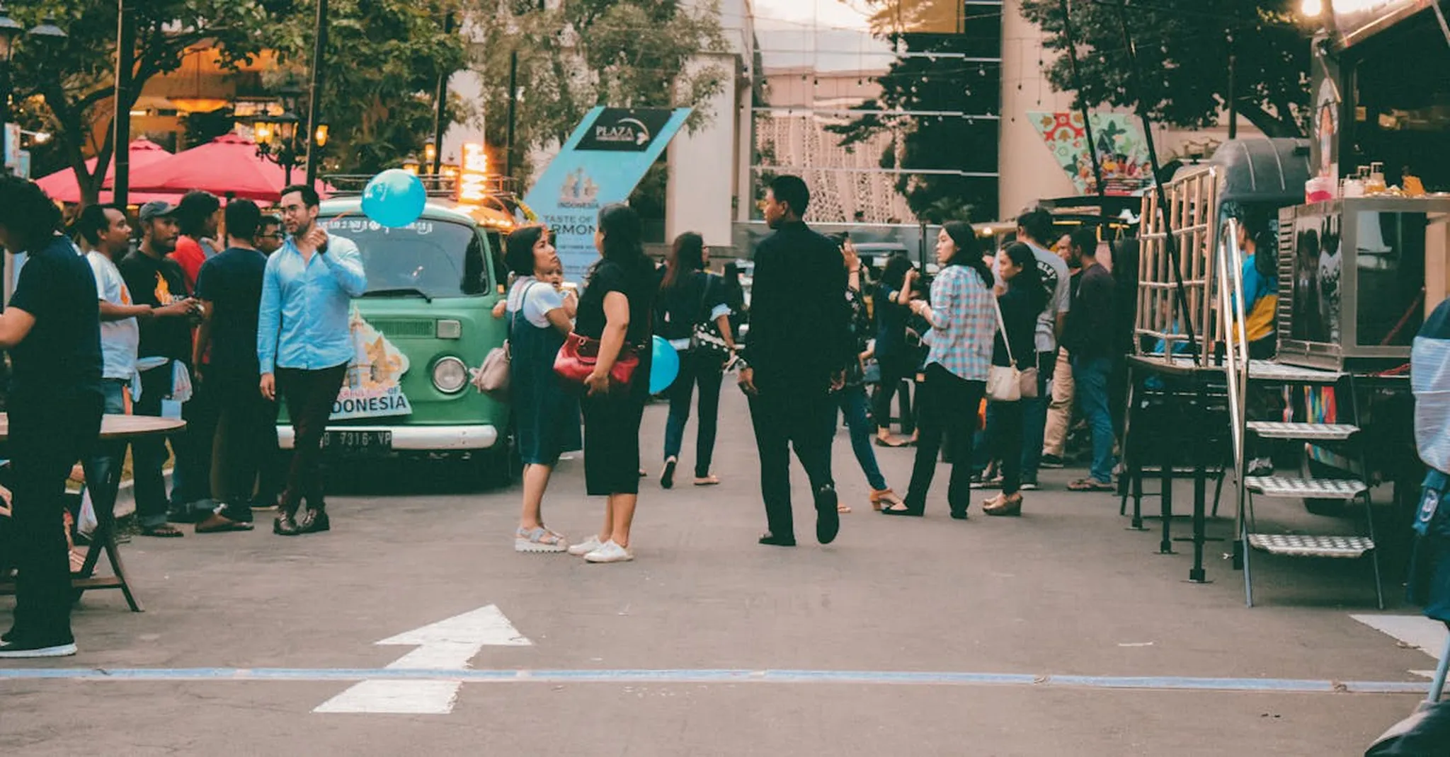 Austin Food Truck Parks: Where to Eat and Where to Stay Nearby