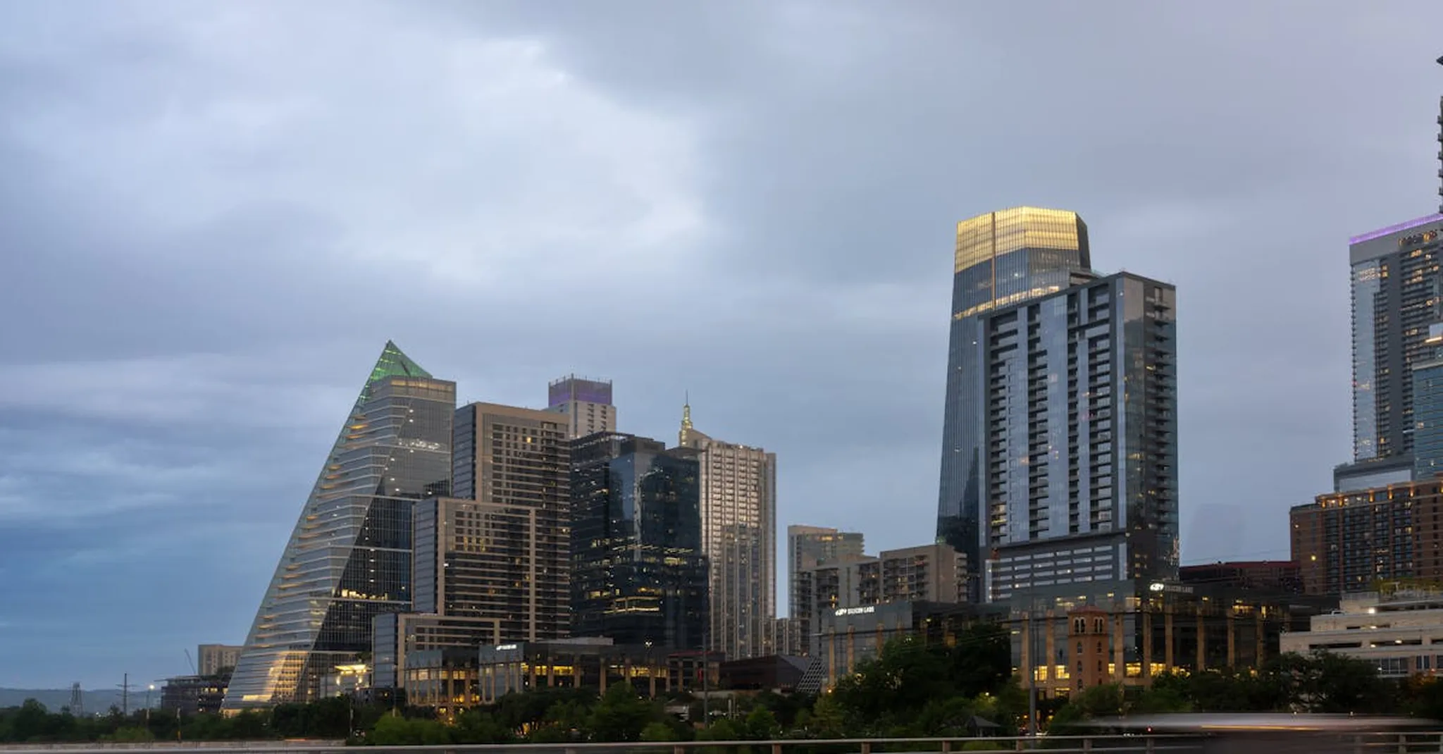 Rooftop Bars in Austin: Where to Sip and Where to Stay Nearby