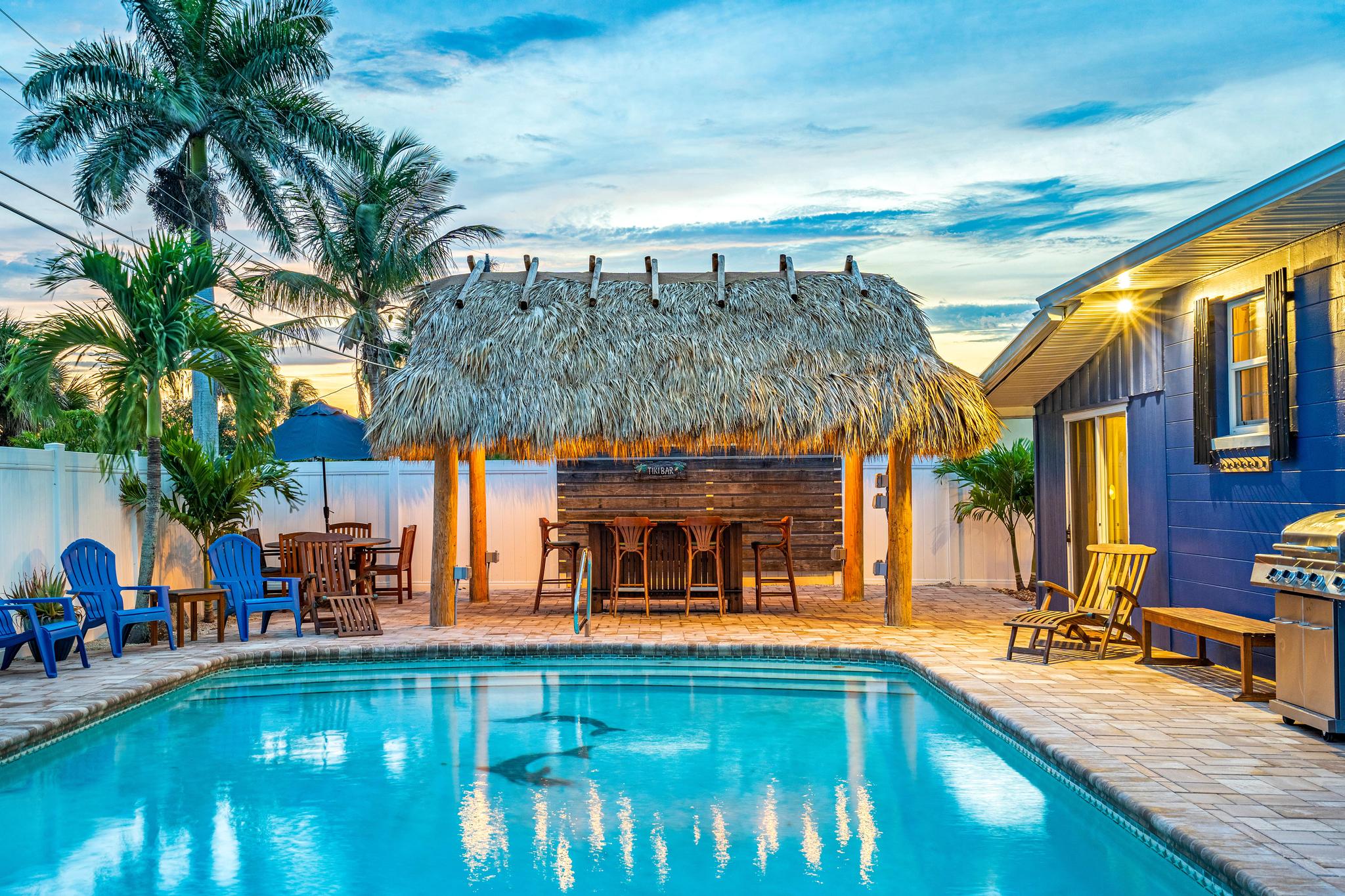 Beach House with tiki bar heated pool and hot tub